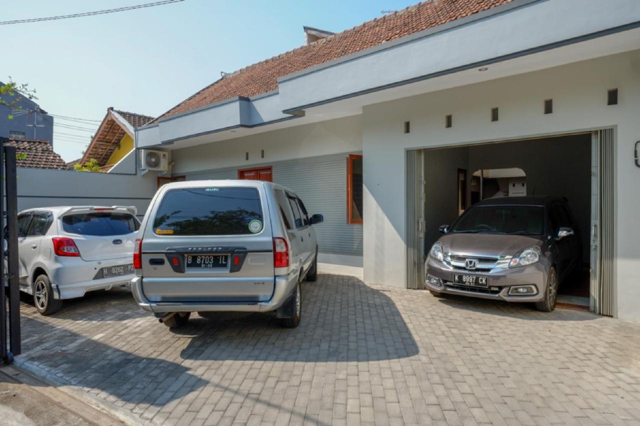 Wisma tamu Reddoorz Near Alun Alun 2 2*